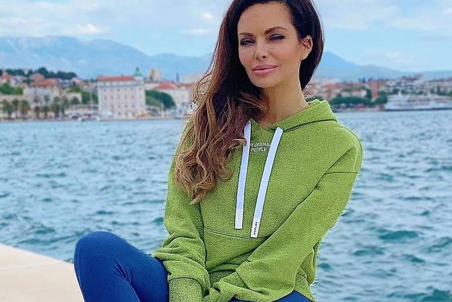 Pišek pokazala koliko je gipka: Napravila špagu u centru grada