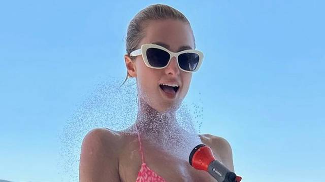 Paris Hilton se polijevala vodom po grudima pa pokazala mišiće: 'Ma kako i dalje tako izgledaš?'