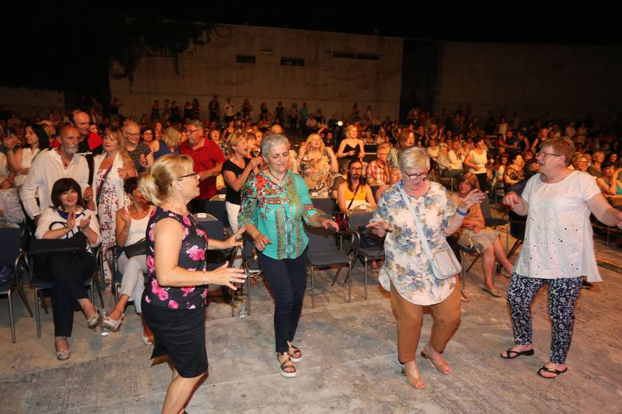 Radolfija raznježila unuka Ema (6): Donijela mu buket na binu