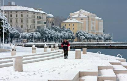 Snijeg Dalmaciju odsjekao od zemlje, bijele se i otoci
