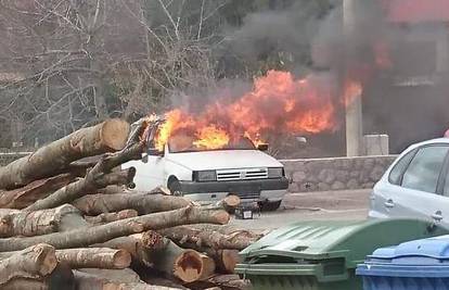 Spalio svoj auto: 'Maknite se, sad će gorjeti, opsjednut je...'