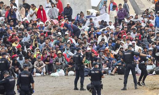 FOTO I dalje kaoti&ccaron;no u Ceuti: &Scaron;panjolska policija migrante premje&scaron;ta s pla&zcaron;e u skloni&scaron;ta