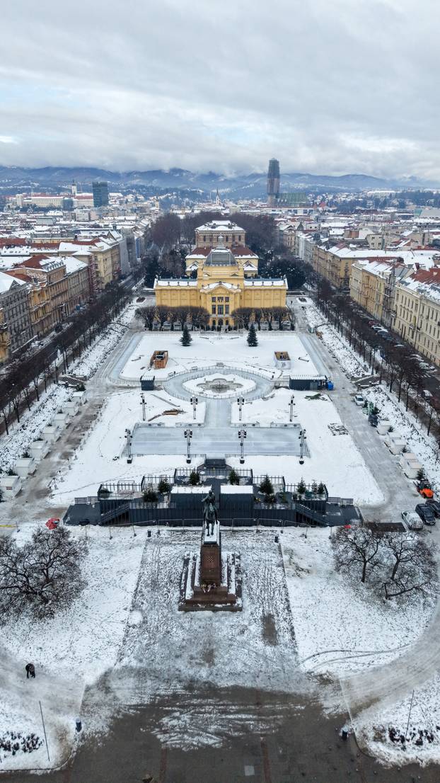 Pogled iz zraka na centar Zagreba prekriven snijegom