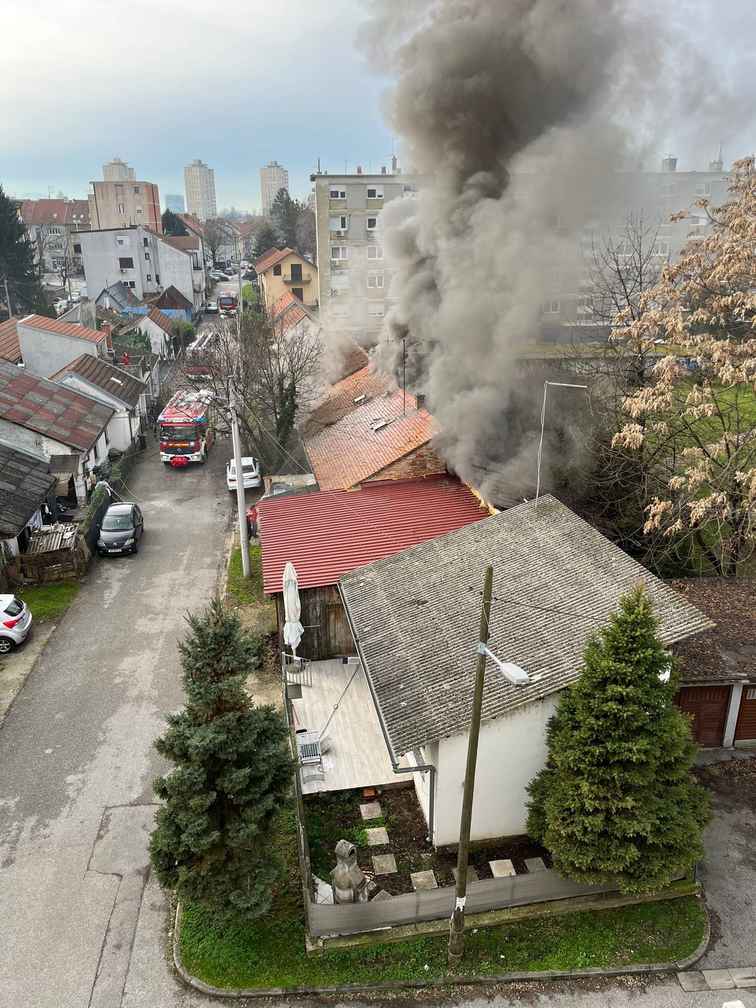 VIDEO Buknuo požar na kući na Trešnjevci: 'Brzo su ga ugasili'