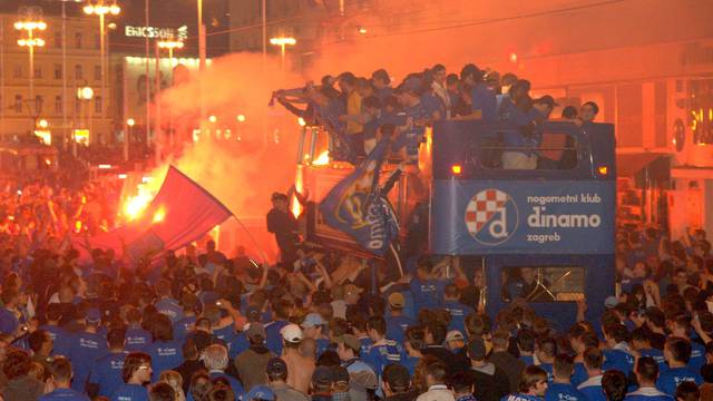 ARHIVA - Nogometaši Dinama na Trgu bana Jelačića s navijačima proslavili naslov prvaka Hrvatske, 19.05.2007.