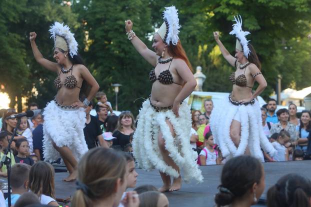 Karlovac: Folkloraši u središtu grada