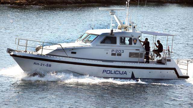 Policijski gliser patrolira šibenskim akvatorijem