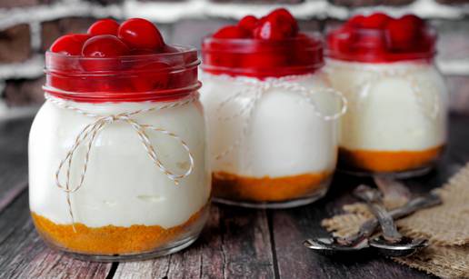 Prefini cheesecake s višnjama koji se poslužuje u staklenkama