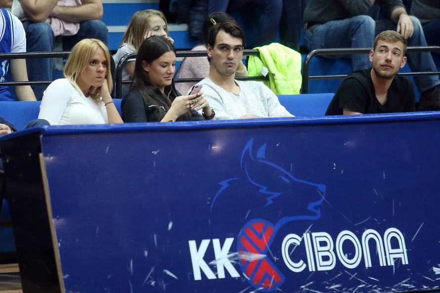 Zagreb: Dario Šari? u društvu djevojke Karle pratio utakmicu Cibona - Zadar