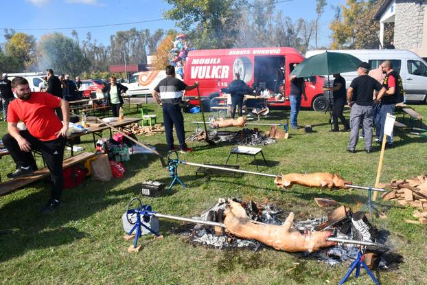 FOTO Zabranjena pečenkijada u Slavonskom Brodu! Evo kako je to izgledalo prošle godine