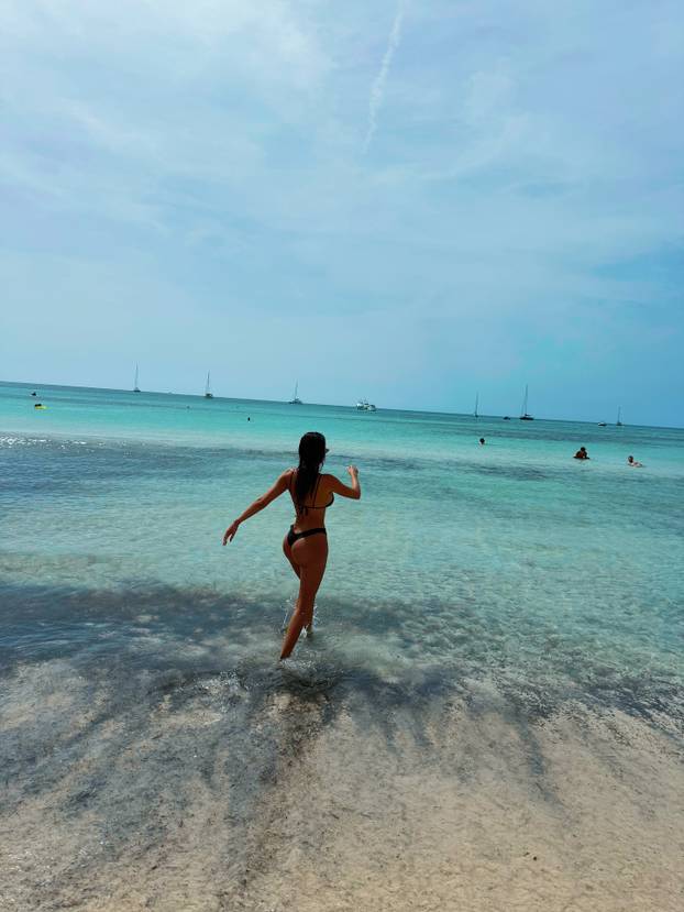 FOTO Modrićev suigrač ljubi 10 godina stariju bujnu voditeljicu