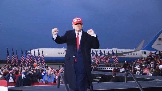Trump se razbacao na 'Y.M.C.A.', u bizarnom videu zove glasače