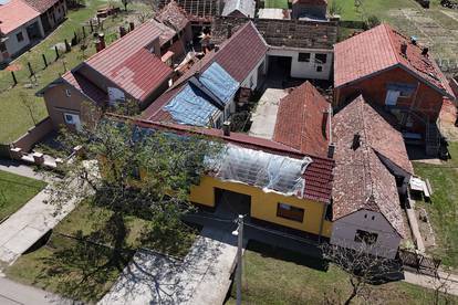 VIDEO Led im uništio kuće, aute i ubio rode: Stanovnici mjesta kraj Županje popravljaju štetu