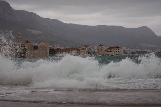 Olujno jugo zahvatilo Kaštela