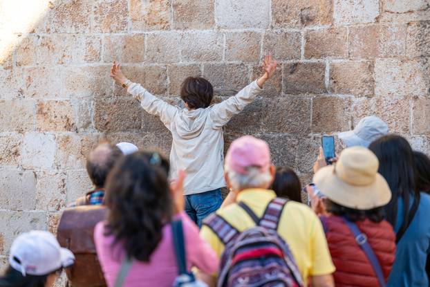 Dubrovnik: Sunčan i topao jesenji dan u gradu
