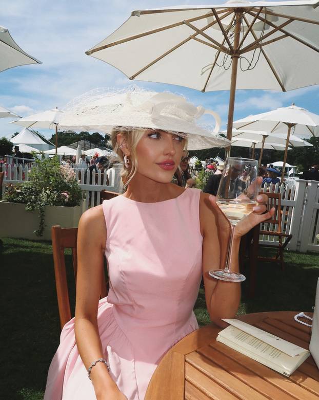 Zlatna teniska muza. Zarađuje više od dečka tenisača jer mu gleda mečeve? Evo i koliko...