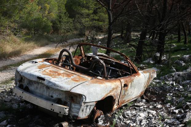 Šibenik: Ni nakon tri mjeseca policija ne zna tko je u kabrioletu sletio s ceste i uzrokovao požar