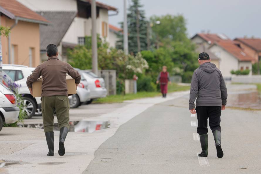 Karlovac: Vatrogasci i Crveni križ dostavljaju kruh građanima koji su u svojim kućama