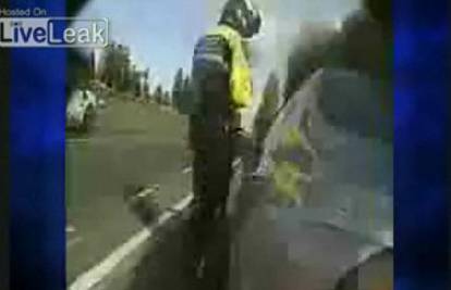 Policajca udario auto dok je pisao prometnu kaznu