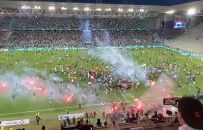 Užas u Francuskoj: Saint Etienne ispao iz Ligue 1, huligani utrčali u teren i bakljama gađali igrače