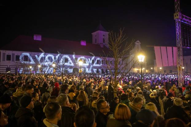 Osijek: Doček nove 2024. godine na Tvrđi uz Parni valjak