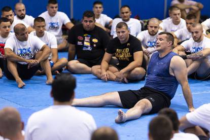 Kada velikan priča, svi upijaju: Cro Cop se izvijao kao u mlađim danima, dvorana je bila puna