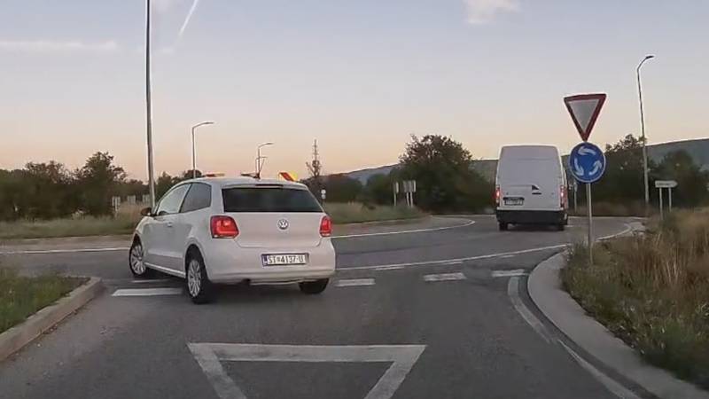 NEVJEROJATNA SNIMKA Divljaku se žurilo pa je pretjecao preko kružnog toka  u krivom smjeru!