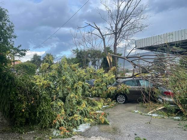 FOTO Split kao nakon tornada! Ovo je prognoza za danas: Za tri regije upalili alarm zbog oluje