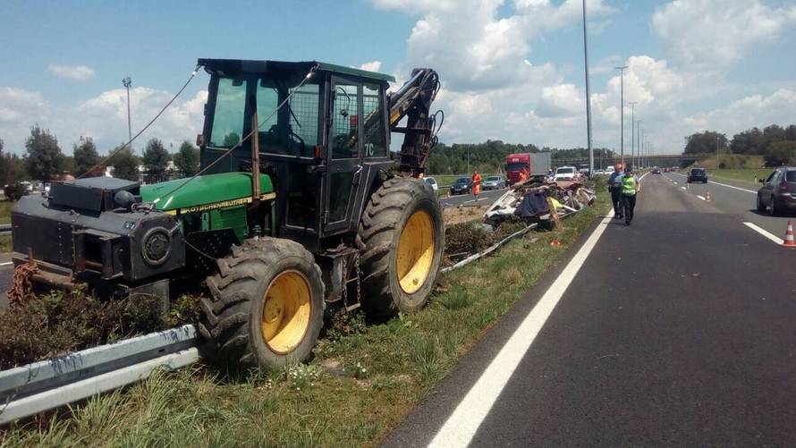 Horor na autocesti: Zapeo je pa je preko njega prešao traktor