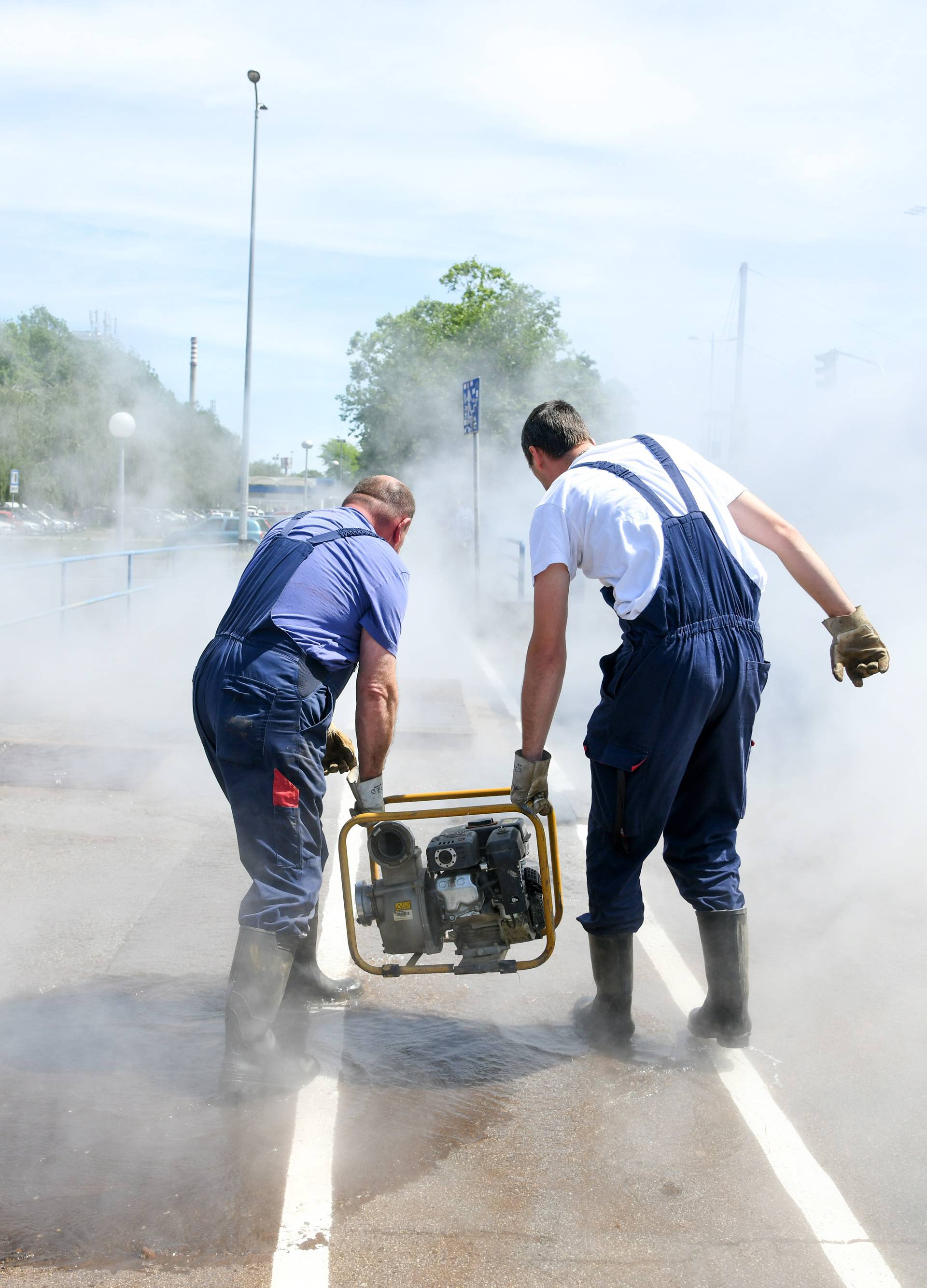 Zagreb: Na Aveniji Dubrovnik kod Utrina pukao vrelovod