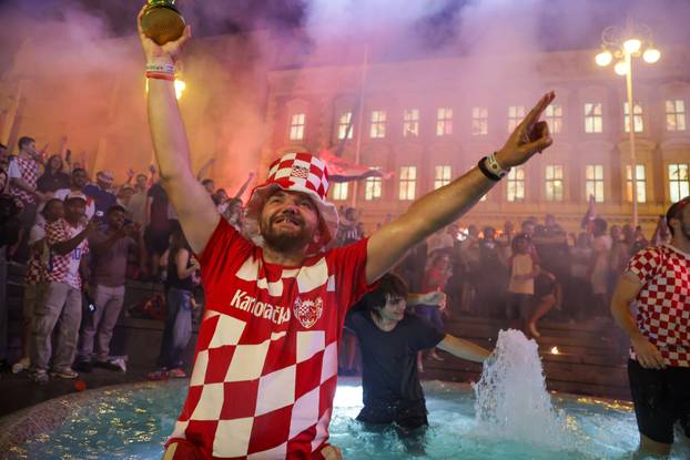 Zagreb: Slavlje navijača na trgu nakon pobjede Hrvatske