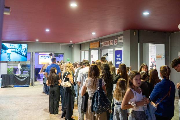 Zadar: Fanovi čekaju početak koncerta Jakova Jozinovića