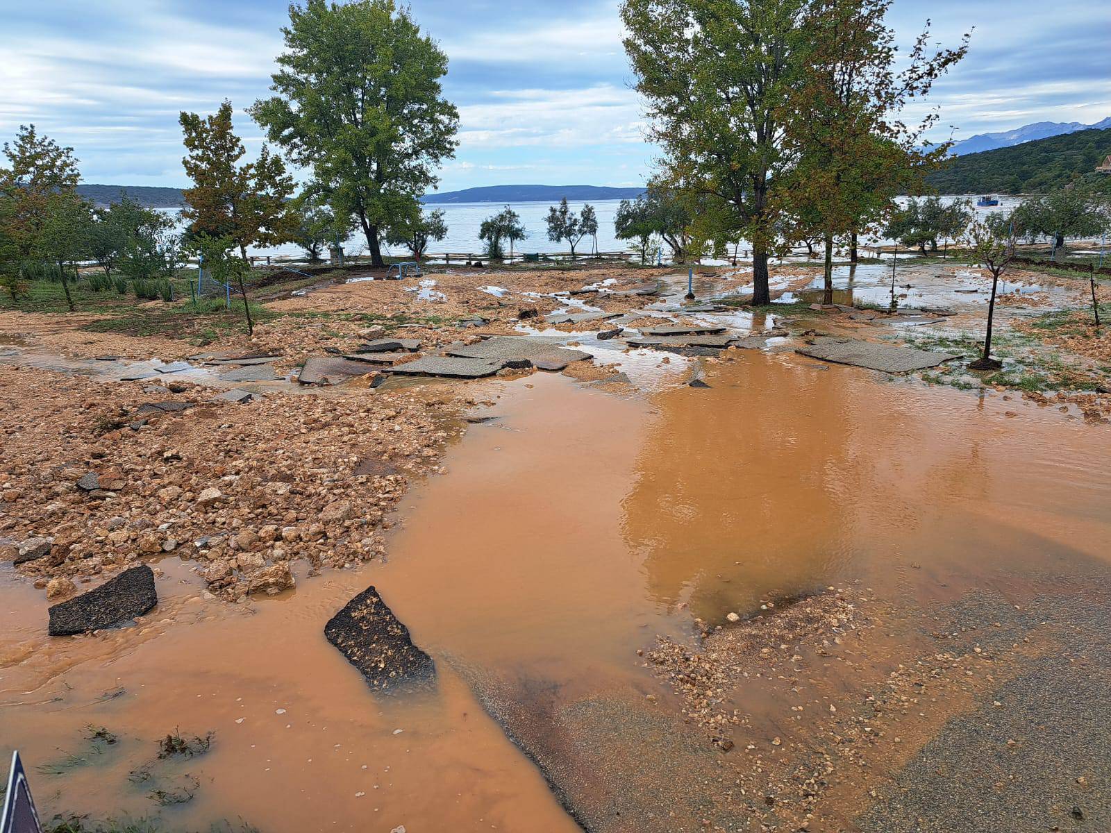 VIDEO Katastrofa kraj Obrovca: 'Umjesto ceste tu je sad rijeka...  plaže nema, kao da je izbrisana'