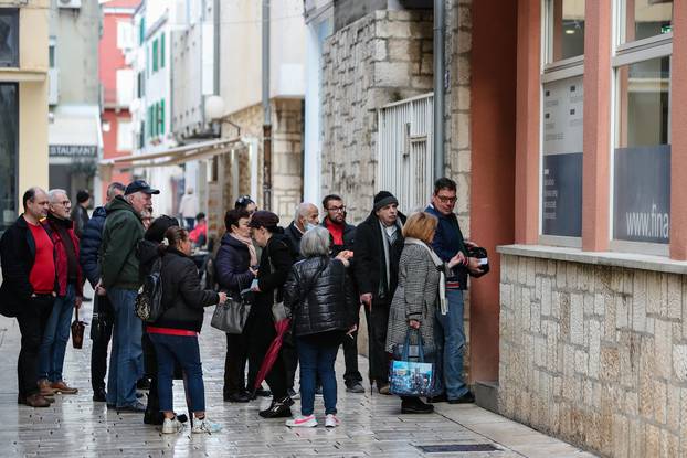 Zadar: Građani svoje kune mijenjaju u eure