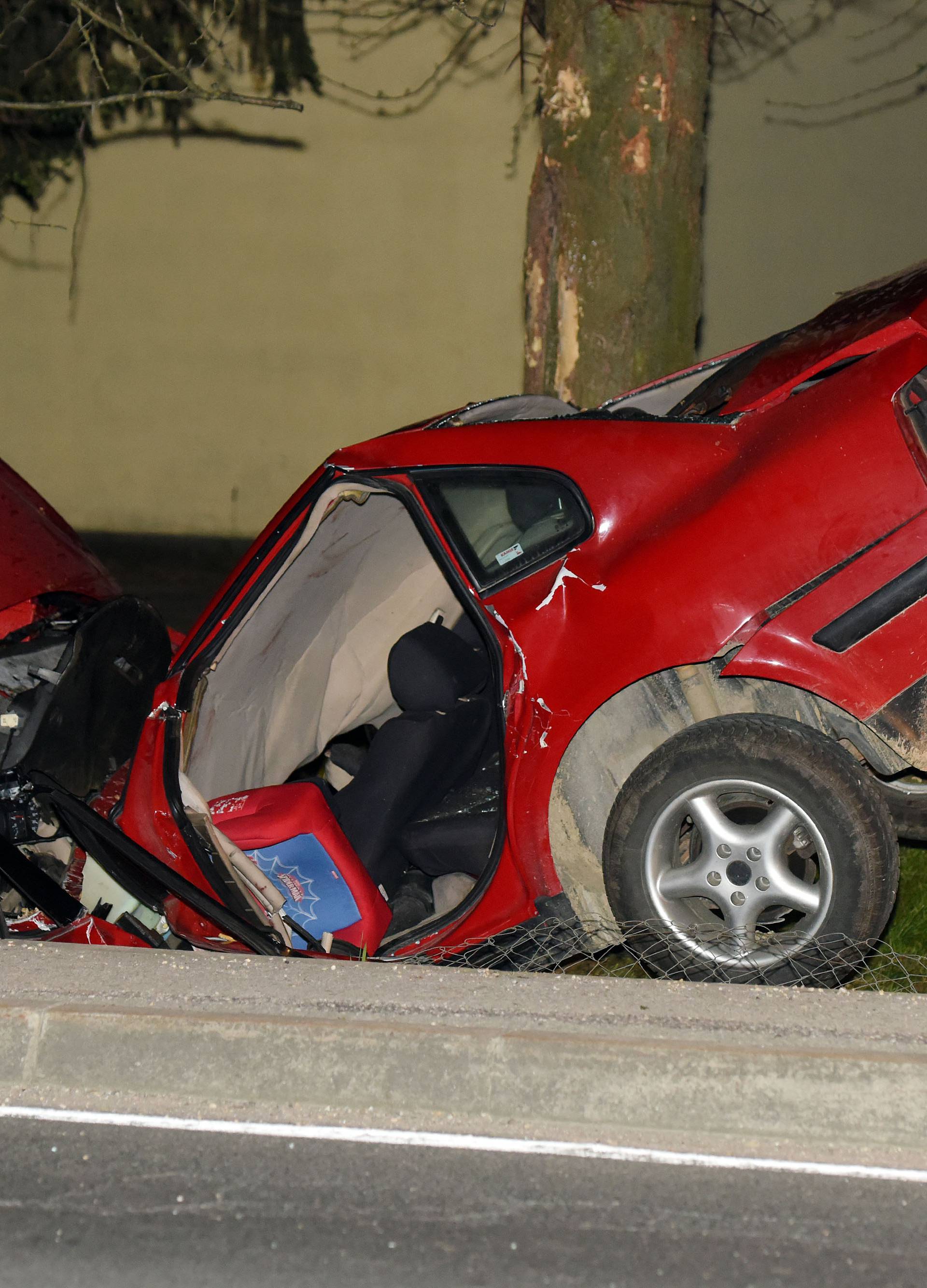 Užas u Šemovcu: Vozač se bori za život, automobil je smrskan