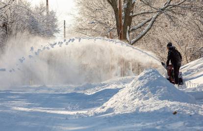 Istočni dio SAD-a zahvatila velika snježna oluja, skoro 150 tisuća ljudi ostalo bez struje