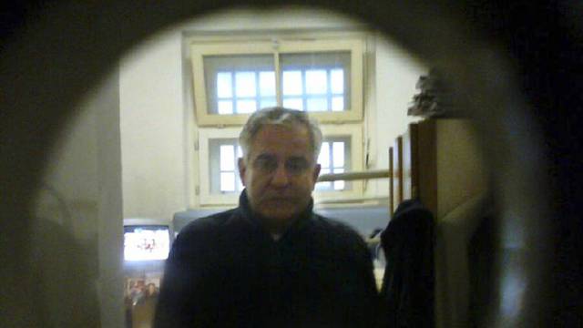 Dr. Ivo sam je u ćeliji, sam šeta zatvorskim dvorištem, posjećuje ga samo supruga Mirjana