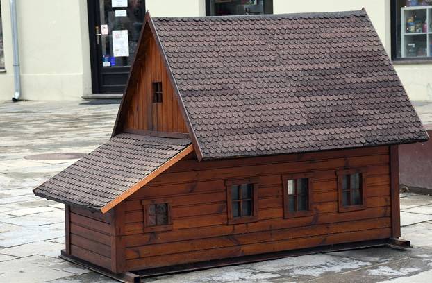 Sisak: Maketa posavskog sela ukrašava prostor kod božićnog drveta