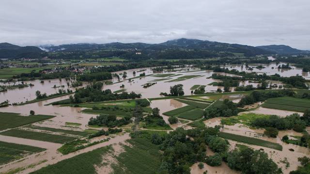 Snimke iz zraka obrane od poplava na području Brdovca: Postavljaju se zečji nasipi