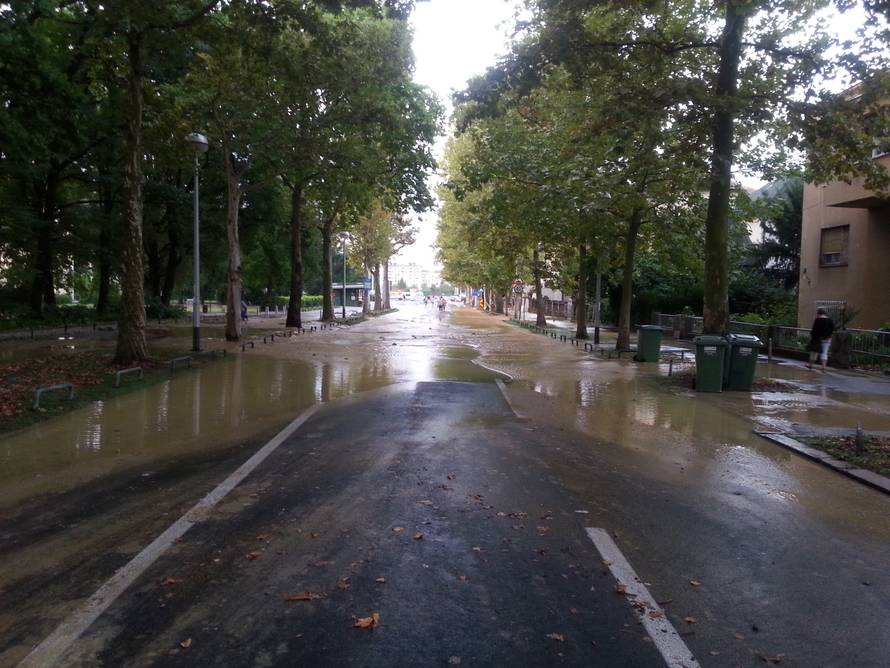 Bukovačka je bila pod vodom: Upao u rupu i skoro se utopio