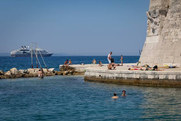 Zadar: Velik brok kupača na zadarskim plažama