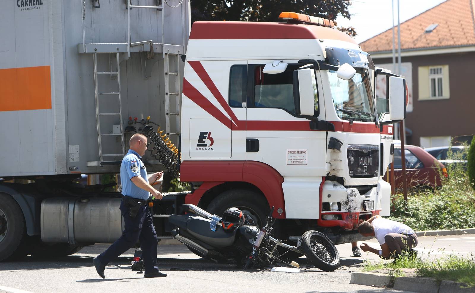 Karlovac: U sudaru s kamionom poginuo motociklist