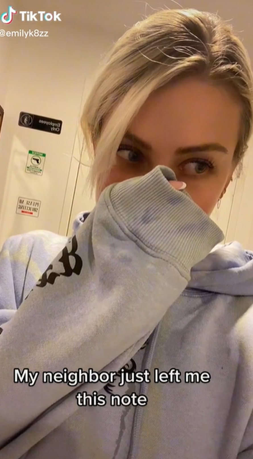 'Moj muž te vidi na kameri kako bacaš smeće u gaćicama. Odjeni hlače, hvala. Tvoja susjeda...'