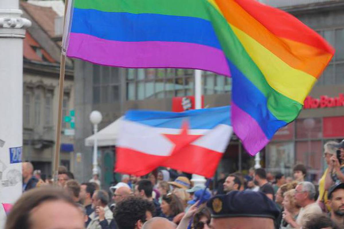 I tako, gejevi su sad postali jugonostalgičari. Što je radila zastava SFRJ  na Povorci ponosa | 24sata