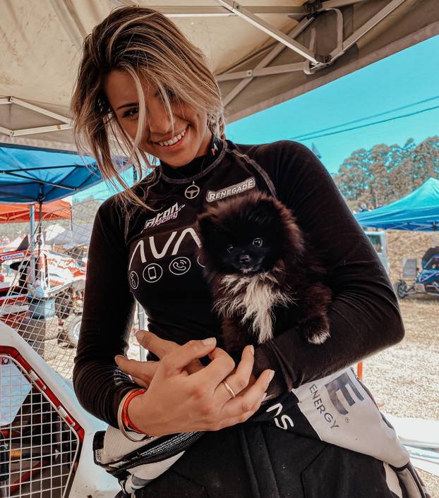 FOTO Paklena je za volanom, a tek kad skine gaćice i grudnjak