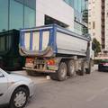 Parkirao kamione pred ulazom u zgradu osiguranja pa otišao
