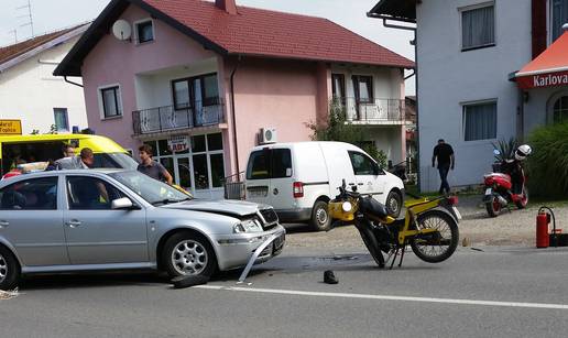 Autom se zaletio u poštara: Pošiljke se razletjele po cesti