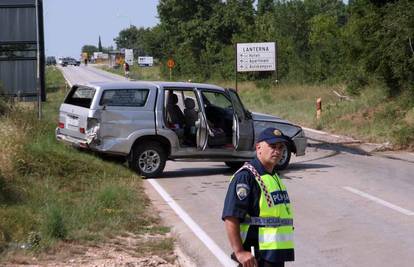 Poreč: Majka s djecom u terencu sletjela s ceste