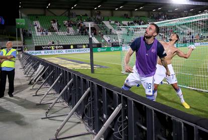 Razgrad: Igrači GNK Dinamo nakon pobjede navijačima poklonili dresove