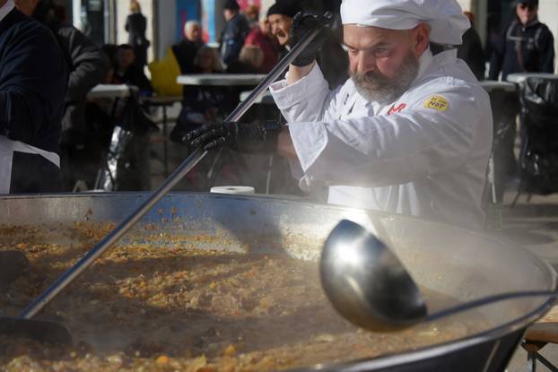Pula: Građanima podijeljeno 350 porcija njoka s divljači 
